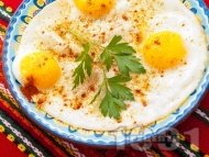 Рецепта Пържени яйца на очи в тиган в масло с червен пипер